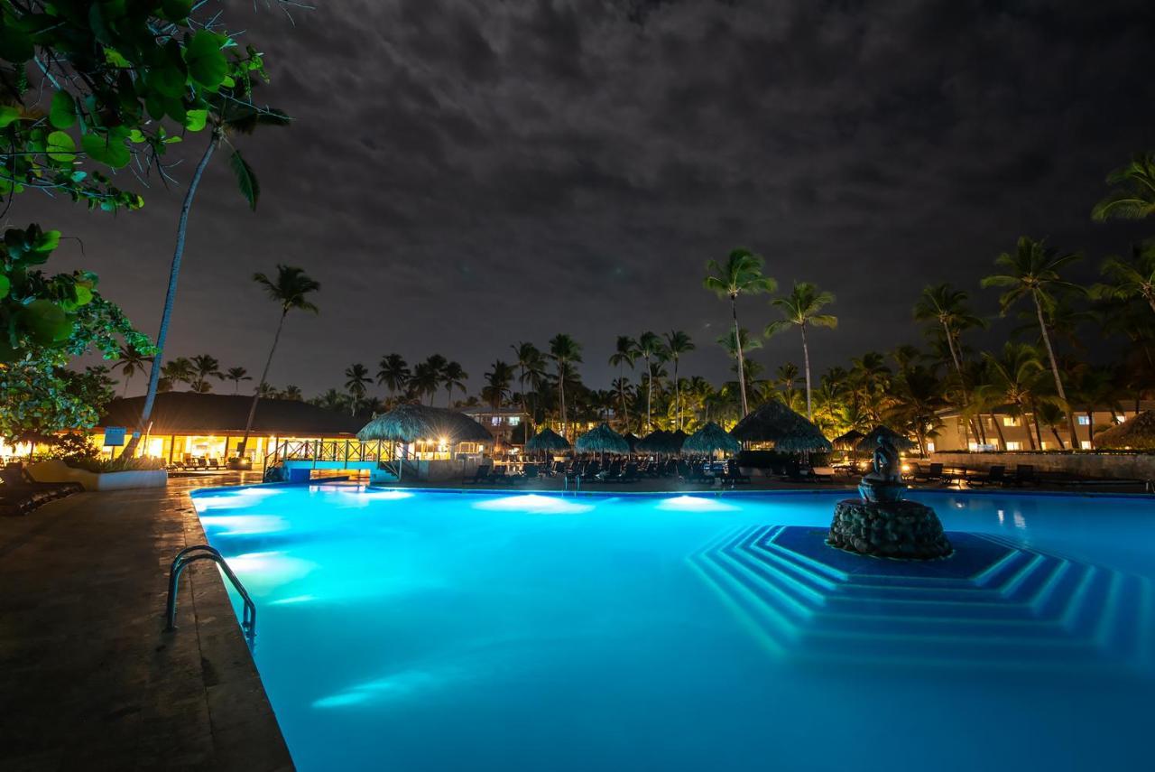 Grand Sirenis Punta Cana Resort & Aquagames Uvero Alto Екстериор снимка The pool at night