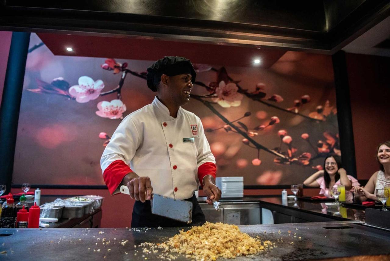 Grand Sirenis Punta Cana Resort & Aquagames Uvero Alto Екстериор снимка A chef at work