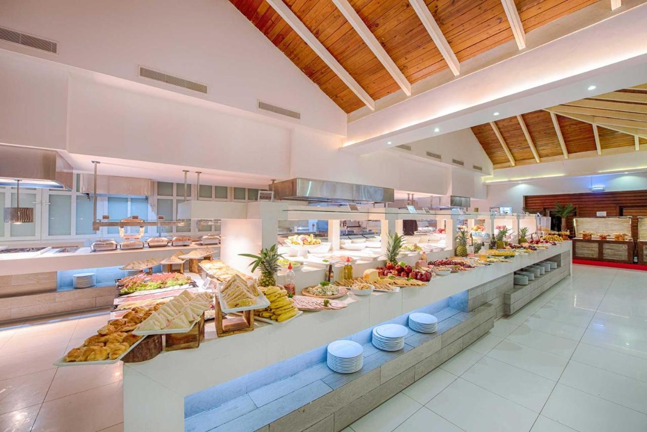 Grand Sirenis Punta Cana Resort & Aquagames Uvero Alto Екстериор снимка The buffet at the hotel