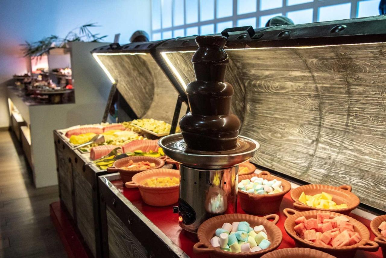 Grand Sirenis Punta Cana Resort & Aquagames Uvero Alto Екстериор снимка A chocolate fountain