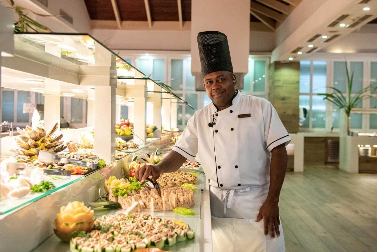 Grand Sirenis Punta Cana Resort & Aquagames Uvero Alto Екстериор снимка A chef at work