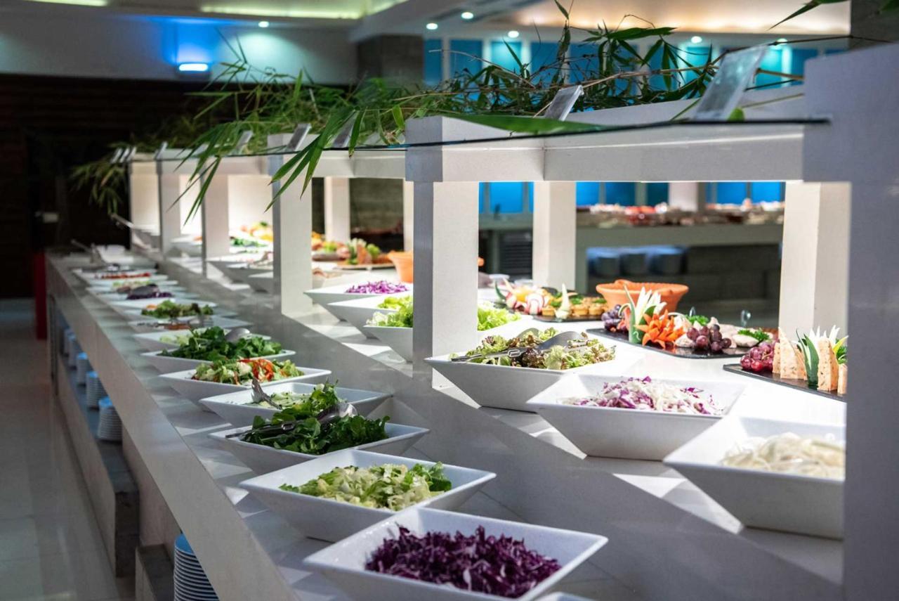 Grand Sirenis Punta Cana Resort & Aquagames Uvero Alto Екстериор снимка A salad bar