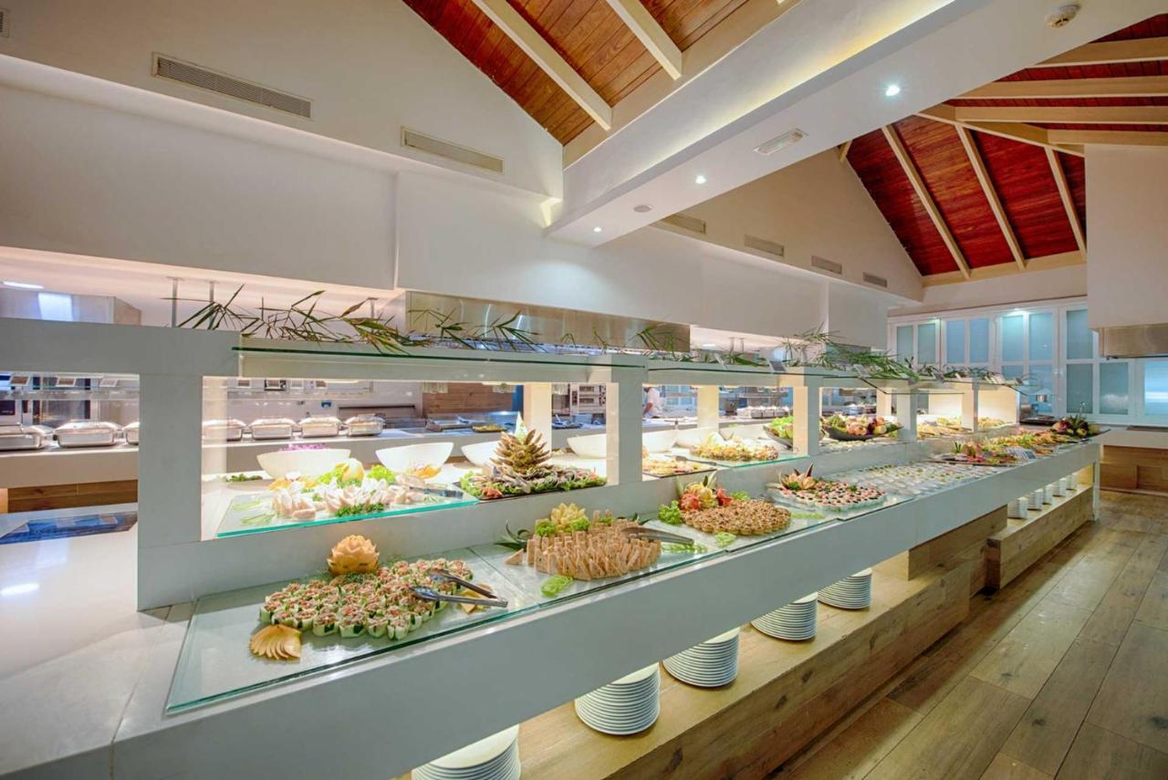 Grand Sirenis Punta Cana Resort & Aquagames Uvero Alto Екстериор снимка Buffet at a hotel