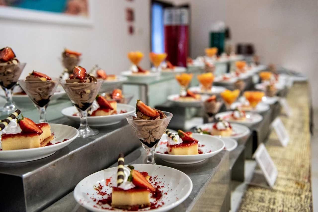 Grand Sirenis Punta Cana Resort & Aquagames Uvero Alto Екстериор снимка A dessert buffet