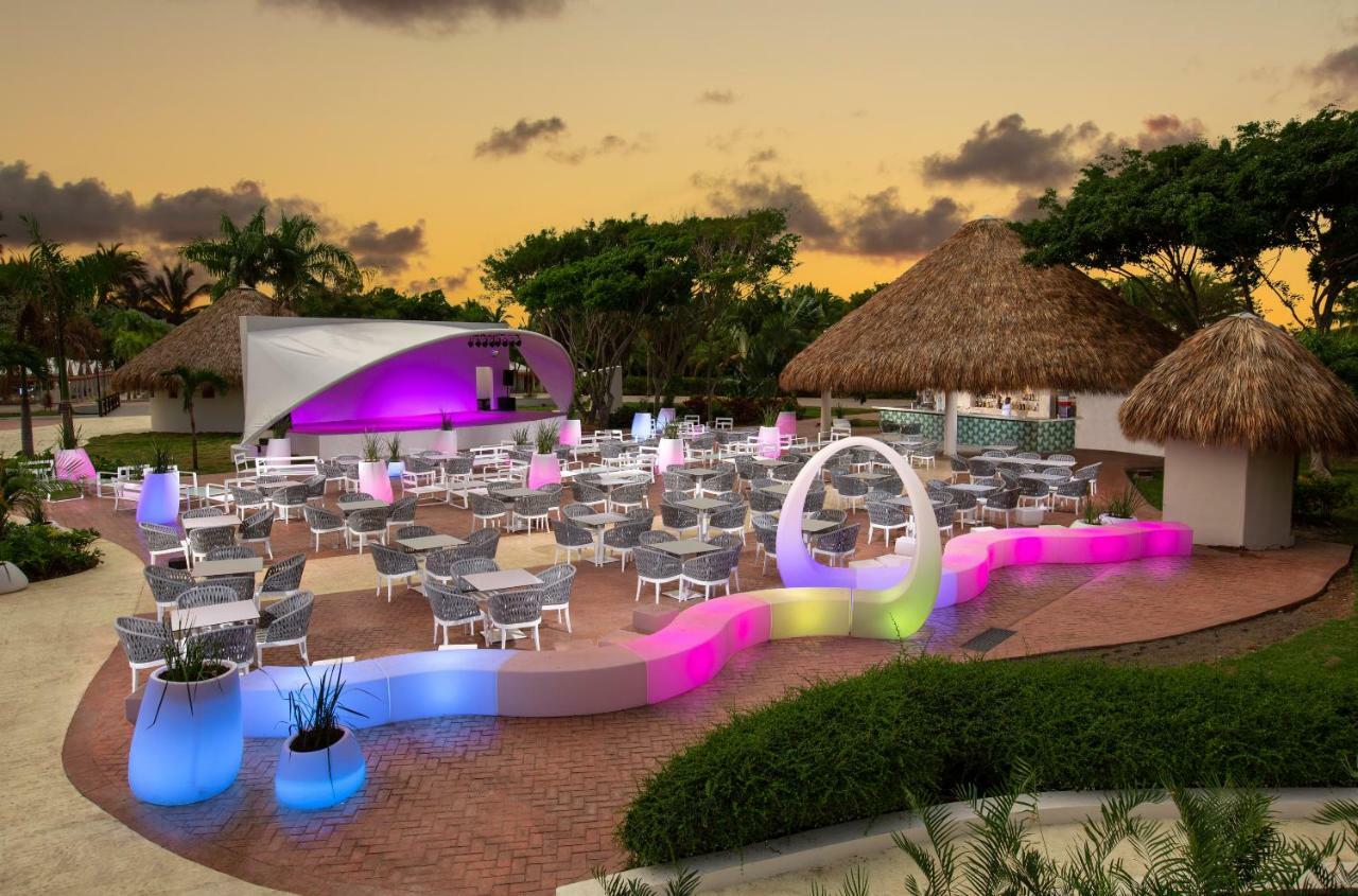 Grand Sirenis Punta Cana Resort & Aquagames Uvero Alto Екстериор снимка The resort's outdoor theater