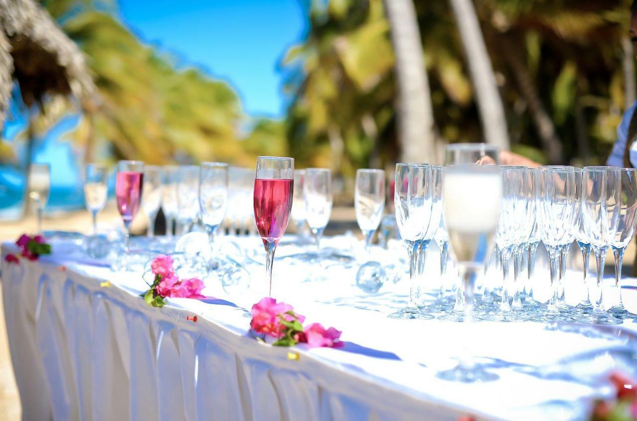 Grand Sirenis Punta Cana Resort & Aquagames Uvero Alto Екстериор снимка Champagne glasses at a wedding reception